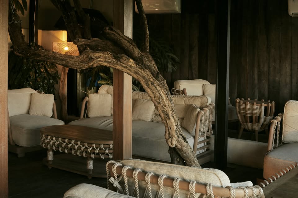 Bar & lounge