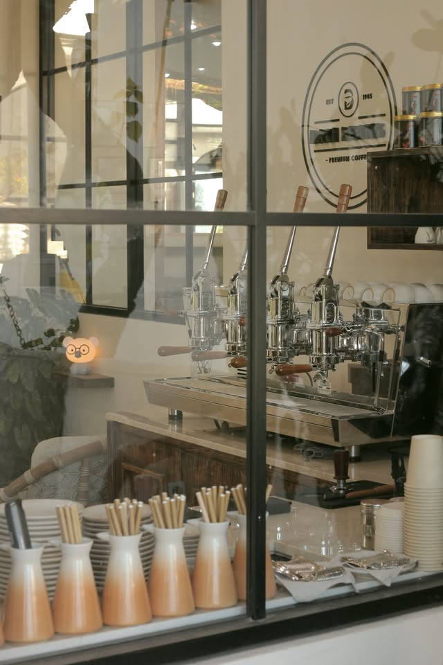 Bar & lounge